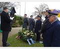 Bild: Houschka
Am Ehrenmal auf dem Dürnsrichter Friedhof werden am Volkstrauertag Blumenschalen abgestellt. Im Rahmen seiner Erinnerung an die Kriegstoten fragte Bürgermeister Christian Ziegler (links): "Haben wir aus der Geschichte nichts gelernt?"