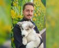 Bild: POK Matthias Meier/Polizeiinspektion Tirschenreuth
Tierlieb zeigt sich Polizeihauptmeister Matthias Männl. Er nimmt Husky-Welpe Maya auf den Arm.