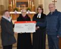 Bild: dob
Die ehemalige Vorsitzende des Evangelischen Frauenbundes, Lydia Gajan, übergibt mit ihrer Nachfolgerin Ulrike Kießling (von links) die Frauenbundspende an Stadtpfarrerin Carmen Riebl und Kirchenpfleger Hermann Bibel für die laufende Kirchensanierung.
