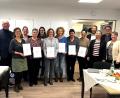 Bild: Susanne Bankhead/exb
Bei der Ehrung (von links): Vorstandsvorsitzender Eduard Freisinger, Eva Mühlbauer, Evelyn Jahn, Maria Birner, Kerstin Kölbl, Tanja Überall, Michaela Holler, Sabine Liegl, Anneliese Adelmann, stellv. Vorsitzender Bernhard Vahle, Caroline Pirner (stellv. Geschäftsleitung Jura-Wohnstätten), Bernhard Albrecht (Geschäftsleitung Jura-Werkstätten), Katrin Panek (Geschäftsleitung Lebenshilfe Amberg-Sulzbach).