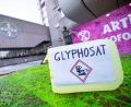 Bild: Fabian Sommer/dpa
Ein Plastikcontainer mit der Aufschrift „Glyphosat“ steht bei einer Protestaktion vor dem Eingang des Chemiekonzerns Bayer. Das Mittel bleibt zugelassen.