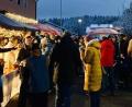 Bild: grm
Dichtes Gedränge herrscht an den Ständen vor dem Dorfladen beim Adventsmarkt in Irchenrieth.