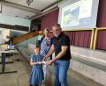Bild: exb
Daniel Scherer freut sich über die 600-Euro-Spende für den Abenteuerspielplatz. Das Geld hat Friederike Simon überreicht.