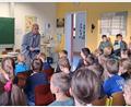 Bild: Laura Schwaiger/exb
Autor Klaus Sauerbeck begeistert die Kinder beim Vorlesetag an den Grundschulen Niedermurach und Altendorf.