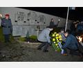 Bild: dob
Bürgermeister Andreas Wutzlhofer legt mit den Reservisten der Krieger- und Soldatenkameradschaft einen Kranz am Kriegerdenkmal in Böhmischbruck nieder.