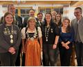Bild: Chris Holzlöhner/exb
Würdenträger der Schützengesellschaft 1912 Neukirchen: Von links Jugendkönigin Jasmin März, Zweiter Ritter Thomas Plickert, Schützenkönigin Claudia Schaupp, Schützenmeister Christian Beyer, Erster Ritter Helmut Richter, Schützenliesel Manuela Scharrer, stellv. Gauschützenmeister Dietmar Beyer, Erste Jugendritterin Janine Herbst, Zweite Jugendritterin Katia Kohler, Bürgermeister Peter Achatzi.