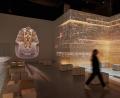 Bild: Georg Wendt/dpa
Blick in Ausstellung «Tutanchamun» in Hamburg. Durch die multimediale Illusion aus Bild und Ton kann der Zuschauer in die Zeit der Pharaonen eintauchen. Wegen der großen Nachfrage wird die Ausstellung bis Ostermontag (1. April) verlängert.
