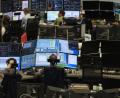 Symbolbild: Alina Grünky/dpa
Aktienhändler sitzen vor ihren Monitoren im Handelssaal der Deutschen Börse.