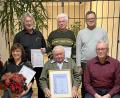 Bild: OGV Lochau-Riglasreuth/exb
Die Geehrten und die Verantwortlichen (stehend, von links) Siegfried Sirtl, Gerhard Schlicht und Kreisfachberater Harald Schlöger sowie (sitzend, von links) Monika Sirtl, Otto Malzer und Vorsitzender Volker Pöhlmann.