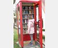 Archivbild: lep
Telefonzellen umfunktioniert in einen Bücherschrank: Ein solches Exemplar – wie hier in der Vergangenheit in Kirchenthumbach fotografiert – könnte möglicherweise auch bald in Pirk stehen.