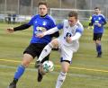 Archivbild: Hubert Ziegler
Der Raigeringer Markus Paul (rechts) behauptet im Punktspiel gegen den FC Edelsfeld den Ball gegen Patrick Dehling. Die Raigeringer sind zur Winterpause Tabellenführer der Fußball-Kreisliga Süd und haben angesichts des leichteren Restprogramms als die Konkurrenz gute Chancen auf die direkte Bezirksliga-Rückkehr.