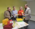 Bild: Tanja Krug/exb
Die Vertreter des Lions-Club Weiden bringen 2500 Euro mit und erfahren mehr von der Arbeit bei Donum Vitae: (von links) Elmar Baumer, Elisabeth Schieder, Andrea Lang und Bastian Braun.