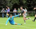 Archivbild: hho
Der TSV Waldershof ist gegen das Spitzenduo der Kreisliga Süd, Union Selb und FC Tirschenreuth, in dieser Saison ungeschlagen. Das Bild zeigt eine Szene vom 4:3-Sieg gegen Tirschenreuth. Luca Foti (Mitte) schießt zum 3:1 ein, FC-Torwart Tobias Siegert und Andreas Gradl (rechts) sind ohne Abwehrchance.