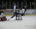 Bild: Werner Moller
Die Blue Devils feierten am Freitag gegen Passau den 12. Sieg in Folge und den insgesamt 21. in dieser Saison. Diese Chance kann Vladislav Filin (blaues Trikot) gegen Gästekeeper Raphael Fössinger aber nicht nutzen.