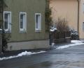 Bild: Riedl/exb
Ein Haus an der Hofacker-/Mallersrichter Straße reicht deutlich in den Gehsteig hinein. Diese Stelle könne zur Gefahr für Kinder oder Rollstuhlfahrer werden, sagen Anwohner.
