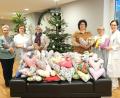 Bild: Klinikum/Dietl/exb
Der Kneippverein Fensterbachtal überreicht rund 200 Herzkissen an das Team der Frauenklink in Amberg.