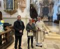 Bild: Markus Scharnagl/exb
Birgit Heinrich zusammen Stadtpfarrer Dr. Thomas Vogl und Kirchenmusikdirektor Andreas Sagstetter.