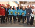 Bild: jr
31 Eisstock-Teams beteiligten sich am Winterturnier des SV Steinmühle in der Mitterteicher Eissporthalle. Fünf Damen-Teams trugen dabei einen eigenen Wettbewerb aus. Im Bild Vertreter der besten Mannschaften mit SV-Eisstock-Spartenleiter Andreas Reichl (rechts), Bürgermeister Stefan Grillmeier (Dritter von rechts) und Stadtverbandsvorsitzendem Peter Haibach (Dritter von links).