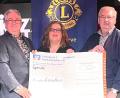 Bild: Lions Club/exb
Leslaw Ostaszewski (links) und Andrea Schubert überreichen die Spende an Herbert Putzer.