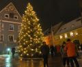 Bild: rn
Am Eschenbacher Christbaum, den Bürgermeister Marcus Gradl als „schönsten Christbaum Bayerns“ bezeichnet, wird morgen auch das Friedenslicht aus Bethlehem leuchten.