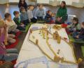 Bild: Fröhlich/exb
Die Vorschulkinder bauen bei ihrem Besuch im Museum ein Stadtmodell.