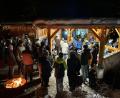 Bild: pi
Die vielen Besucher genießen die vorweihnachtliche Atmosphäre beim Waidhauser Adventsfenster.