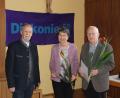 Bild: Heidi Klaus/exb
Siegfried Balzer (links) ehrte in seiner Funktion als Vorsitzender des Diakonievereins Amberg Susanne Hammer und Heinrich Kayser für jeweils 50 Jahre Mitgliedschaft.