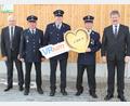 Bild: ral
2500 Euro für den neuen Dorfstadel: Das Bild zeigt (von links) den zuständigen Sachbearbeiter bei der VR-Bank, Berthold Ries, Kassier Josef Pösl jun., Vorsitzenden Werner Schönberger, Kommandant Helmut Ries und den Vorstandssprecher der VR-Bank Mittlere Oberpfalz, Bernhard Werner.