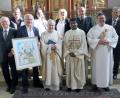 Bild: wec
Nach dem Abschiedsgottesdienst (von links): Kirchenpfleger Hans Gmeinwieser, Künstler Hans-Georg Hierl, Pfarrer Alfons Laumer, sein Nachfolger, Pater Joseph, mit weiteren Vertretern aus den Pfarreien Marklkofen, Poxau und Steinberg.