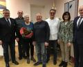 Bild: mma
Daniel Weidner (BRK/links), Dritte Bürgermeisterin Evi Höllerer (Zweite von rechts) und Bürgermeister Bernhard Lindner (rechts) gratulierten den Blutspendern (dazwischen, von links) Wolfgang Graf, Sieglinde Weiß, Hans Siegert und Peter Meiler.