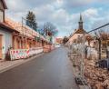 Bild: Susanne Forster
Schon mit Städtebaufördermitteln bezuschusst wurde die Neugestaltung der Philipp-Mühlmayer-Straße. Dort entsteht gerade die Quartiersgarage (links) und die Friedhofsmauer wird neu aufgemauert (rechts).