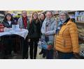 Bild: SPD Flossenbürg/exb
Der Stand der SPD-Frauen bei der Aktion „Kauf 1 mehr“ findet in Flossenbürg große Beachtung. Nutznießer ist die Tafel.