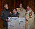 Bild: dob
Solch tatkräftige "Engel" bräuchte es mehr. Christa Wildenauer spendete an die Pfarrgemeinde 7777,77 Euro für die anstehende Kirchenrenovierung. Sie kommen zu den in diesem Jahr gespendeten 10.000 Euro von ihr dazu. Dekan Alexander Hösl (rechts), Pfarrvikar Ronald Liesaus (Zweiter von rechts) und Kirchenpfleger Günter Hassmann (links) freuen sich.