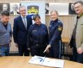 Bild: mab
Inspektionsleiterin Sabine Roidl (Zweite von rechts) und ihre Stellvertreterin Marion Zenger stellen den Jahresbericht aus 2022 vor. Die Bürgermeister der Verwaltungsgemeinschaft Peter Neumeier, Franz Grabinger und Hans Prechtl (von links) folgen den Ausführungen .