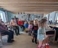 Bild: Kinderoase
Buben und Mädchen der Kinderoase St. Emmeram besuchen die Tagespflegeeinrichtung Waldnaabtal des ARV in Windischeschenbach