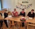 Bild: Josef Söllner/exb
Isabella Buchwald (von links) mit ihrer Veeh-Harfe, Michaela Philberth mit Zither und Gitarre sowie Christa Lautenbacher und Rita Prunhuber führten durch den gemütlichen Nachmittag.
