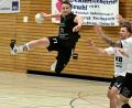 Bild: Hubert Ziegler
Mit einem herrlichen Sprungwurf kann sich in dieser Szene Sebastian Mensch (links) von der HSG Nabburg-Schwarzenfeld gegen Milan Stancic und Maximilian Schwegler (von rechts) vom HC Sulzbach-Rosenberg durchsetzen.
