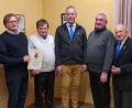 Bild: Uschold/exb
Michael Haßfurter (links) wurde für 25 Jahre treue Mitgliedschaft geehrt und Michael Preiss (Mitte) als neues Mitglied aufgenommen. Mit Bild Obmann Edmund Krämer (Zweiter von links), Pfarrer Alfons Kaufmann (Vierter von links) und Zentralpräses Josef Schwemmer (rechts).