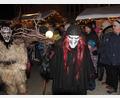 Bild: kro
Schaurige "Grölldeifl" mischten sich unters Weihnachtsmarktpublikum in Waldsassen.