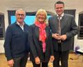 Bild: Hofinger/exb
Landrat Thomas Ebeling (rechts), Vorsitzender des Trägervereins Bavaria Bohemia, mit Stellvertretern Irene Träxler und Richard Brunner (neu).