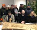Bild: wro
Mit 300 Euro wurde die Schnitzergruppe Wiesau vom Förderverein „D‘ Hankerler“ beschenkt. Den Umschlag überreichte Vorsitzender Hans Eichhammer (stehend, Zweiter von rechts) an den Vertreter der Künstler, Karl-Heinz-Meier (stehend, Vierter von links).