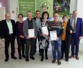 Bild: Landratsamt Tirschenreuth/exb
Drei Ehrungen gab es für besondere Verdienste: Von links bürgermeister Günter Kopp, Fachberaterin Manuela Pappenberger, Vincenz Rahn, Fachberater Harald Schlöger, Zweite Vorsitzende Inge Härtl, Jugendsprecher Richard Schiedeck, Inge Geißler und Landrat Roland Grillmeier.
