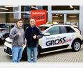 Bild: mia
Daumen hoch für die Elektromobilität in Amberg: Dennis Gross (links) und Benjamin Vogel, der Inhaber von Taxi Penschok.