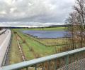 Bild: Gabi Schönberger
Ein Solarpark existiert bei Pischeldorf bereits. Bald soll dieser noch wachsen, die grünen Flächen im Hintergrund werden dann auch mit Paneelen bedeckt sein.