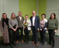 Bild: Kindergarten Li-La-Löhle Kemnath/exb
Agnes Ring (Vierte von links) arbeitet seit 25 Jahren im öffentlichen Dienst. Dazu gratulierten (von links) Katja Köhler, Franziska Glöckner, Geschäftsstellenleiter Reinhard Herr, Bürgermeister Roman Schäffler, Regina Amm und Angelika Kaufmann.