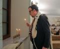 Bild: Wolfgang Steinbacher
Kerzenzünden in der Synagoge: Rabbiner Elias Dray hatte seine Gemeindemitglieder zur Chanukka-Feier eingeladen.