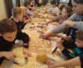 Bild: exb/Lisa Völkl/Kolping
Mit Feuereifer sind die Kinder dabei, den Teig auszurollen und Plätzchen auszustechen.