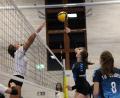 Bild: Dieter Jäschke
Die Vohenstraußerin Alice Baier versucht den Angriffsball von Christina Rathgeber (TB Weiden) zu blocken. Das Derby zwischen dem TV Vohenstrauß und TB Weiden endete mit 3:0 für den Gastgeber.