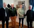 Bild: R. Kreuzer
Die stellvertretenden Vorsitzenden Alois Lukas (links) und Michael Koller (rechts) verabschieden Schriftführer Wolf Harbig (Zweiter von links) und begrüßen dessen Nachfolgerin Maria Most.