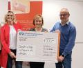 Bild: M. Schieder/exb
Rotary-Club-Mitglied Martin Stangl und Präsidentin Christiane Hellbach überreichen den Spendenscheck an Andrea Lang, Bevollmächtigte Stadt Weiden und Landkreis Neustadt/WN und Elisabeth Schieder, Leiterin der Beratungsstelle (von rechts).